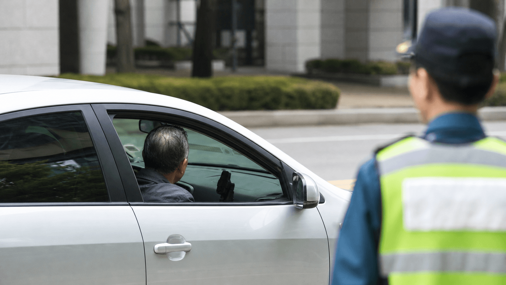 "시험 봤는데 떨어져서" 8차례 무면허운전 60대 사전 구속영장 — 모노라 편집부 codex hero